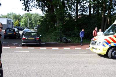 Scooterrijdster gewond na aanrijding in Ede