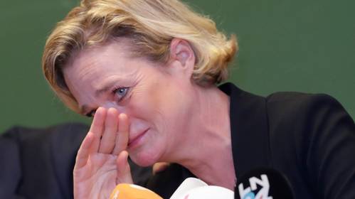 REPORTAGE. Een lach en een traan: in een kille aula kwam de nieuwe prinses haar tas ‘emotionele bagage’ achterlaten