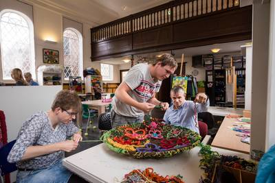 Brutale kunst in monumentale kerk Haarlo