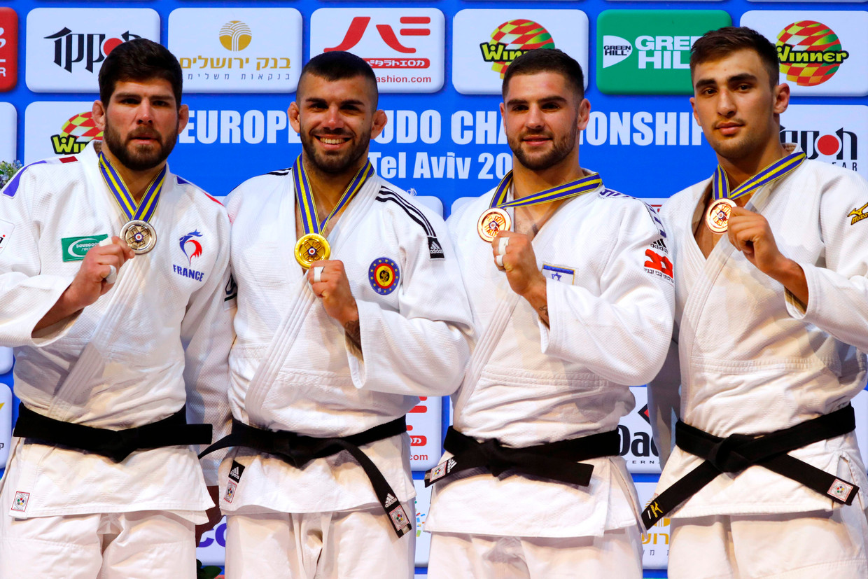 Toma Nikiforov pakt na een ippon de gouden medaille op het ...