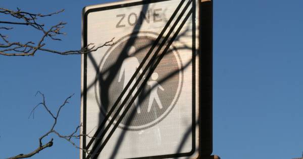 Duurzaam verkeersbord van bamboe rukt op | Binnenland - Tubantia