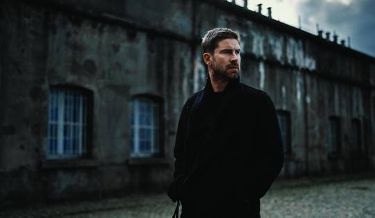 Met Kevin Janssens in het Fort van Breendonk, waar hij een reeks regisseerde: ‘De acteurs kregen het erg moeilijk toen we in de doucheruimte filmden’