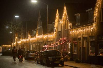 Kerstlampjes verlichten 75 huizen in Wageningen: 'Het lijkt wel daglicht'