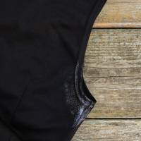Zo verwijder je snel deodorantvlekken uit zwarte kleding