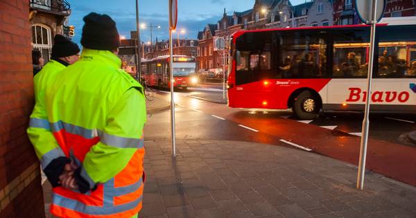 Verkeersregelaars kijken werkloos toe: ovonde Julianaplein kan toestroom bussen op dag één aan - BD.