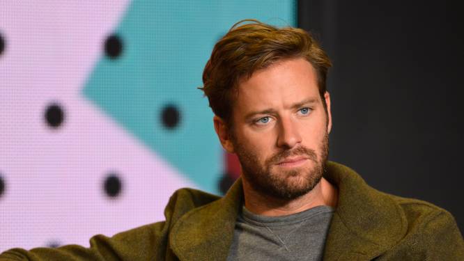 Alweer een ex van Armie Hammer die ‘bijna werd opgegeten’: “Hij wilde mij op de BBQ gooien” 