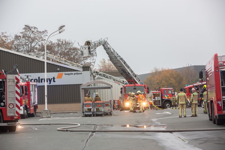 Uren Werk Met Dakbrand Bij Colruyt Filiaal Sint Pieters Leeuw In