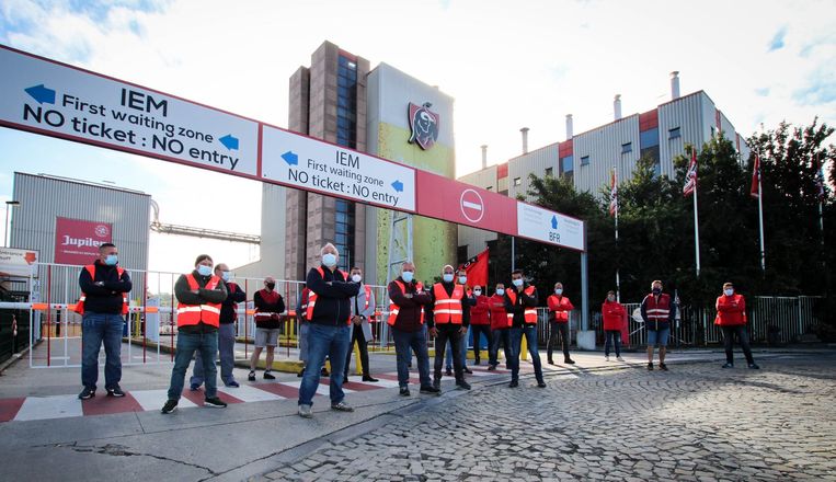 Actievoerders van de Franstalige socialistische vakbond FGTB blokkeren de ingang van de AB INBEV-brouwerij in Jupille.