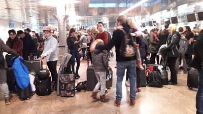 Honderden Nederlanders vieren noodgedwongen nieuwjaar op vliegveld Innsbruck