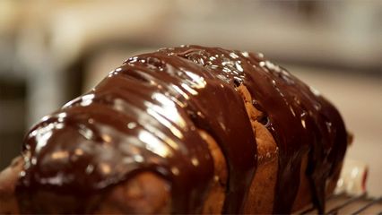 45. Gembercake met gekonfijt fruit, overgoten met chocolade ganache