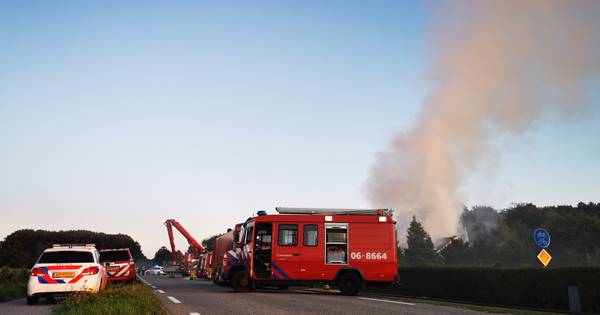 Uitslaande brand in grote schuur achter boerderij in Kilder - De Gelderlander