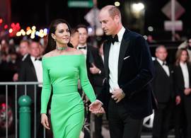 Mensen op Twitter nemen ‘greenscreen’-jurk van hertogin Kate op de hak