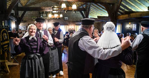 Samen folkloristisch dansen op Berkellandmiddag