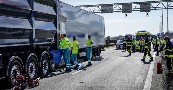 Ongeval met truck op A27 bij Nieuwendijk: snelweg dicht richting Gorinchem.
