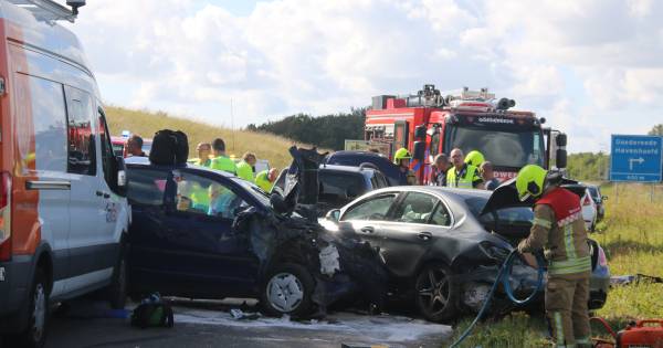 Tien gewonden bij ernstig ongeval in Zeeland, bestelbus rijdt in op file.