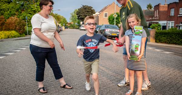 Vijfjarige Mats uit Stampersgat kikkert de lopers op met Opkikker Run