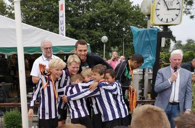 Voordeeltje Oranjeloos-WK; Stefan de Vrij heeft tijd voor hug