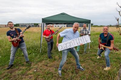 Premium speelt eigen Goorse Schoolfeesthit in QuaranTente