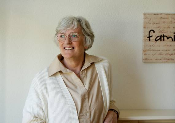 Anja (62) is ongewenst kinderloos: “Ik mis het gezin dat er nooit was”