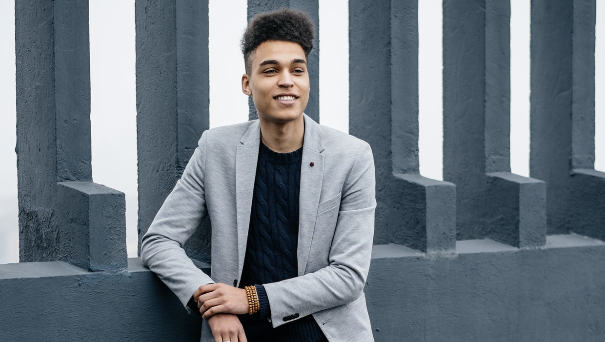 Aster Nzeyimana maakt debuut als voetbalcommentator bij ...