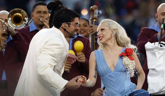 Touchdown tegen Trump: Bad Bunny scoort met vonken en vaderland tijdens extravagant Super Bowl-spektakel