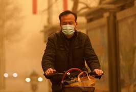 Peking gehuld in ‘gele smog’ na heftigste zandstorm in tien jaar