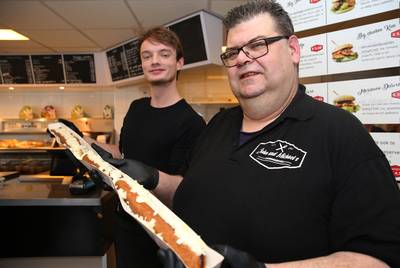 Henrie verpulvert recordtijd bij frikandel-challenge in Deventer snackbar