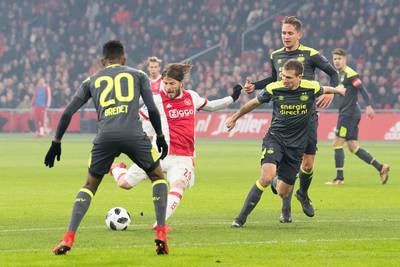 Zwak PSV heeft in Arena geen antwoord na tegenslag