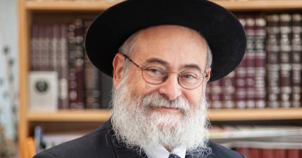 Rabbijn Jacobs is dagelijks doelwit van Jodenhaat:. Zijn woning staat onder permanente bewaking, als hij in het openbaar spreekt wordt vooraf de politie geïnformeerd, reizen met het openbaar vervoer is voor hem te gevaarlijk #antisemitisme anno 2020