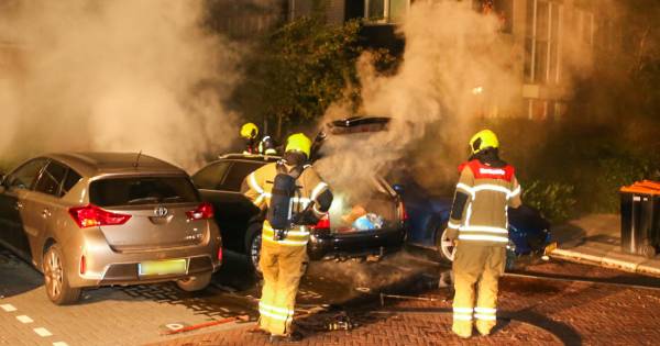 Geparkeerde auto brandt uit in Dordrecht, politie gaat uit van brandstichting.