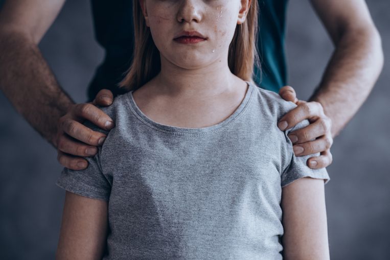 Het meisje moest het misbruik zelf filmen en naar haar oom sturen. Stockfoto ter illustratie. 