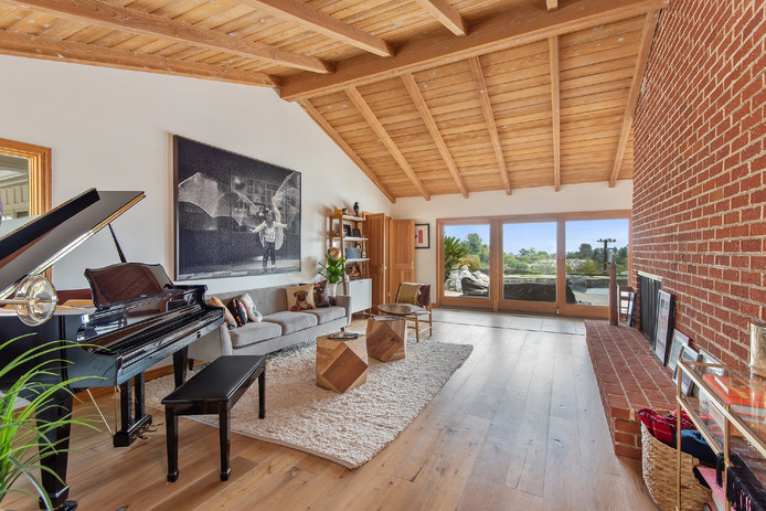 Le salon avec un piano à queue.