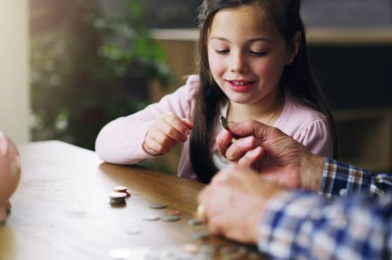 Zakgeld geven en klusjes laten doen: zo leert u uw kinderen de waarde van geld kennen