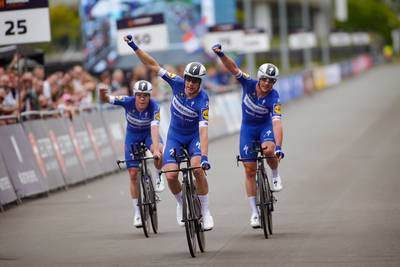 Deceuninck - Quick-Step oppermachtig naar winst in Hammer Limburg
