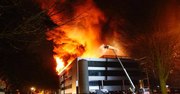 Zeer grote brand op bedrijventerrein Brabant | Binnenland - Eindhovens Dagblad
