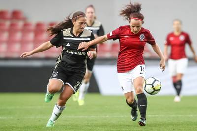 Vrouwen Ajax winnen ook in Praag