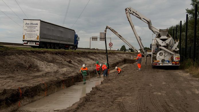 Begin gemaakt met bouw van muur bij 'Jungle van Calais' Nieuws AD.nl