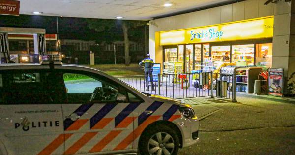Jongeren negeren coronaregels bij tankstation in Helmond, medewerkster lastiggevallen.