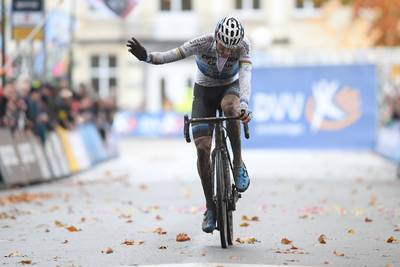 Mathieu van der Poel ook in Jaarmarktcross niet te stoppen