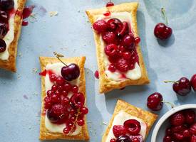 Zomerse bladerdeegschuitjes met rood fruit