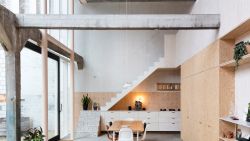 Koppel blaast nieuw leven in Gentse brouwerij met stalen huis in bestaande loods