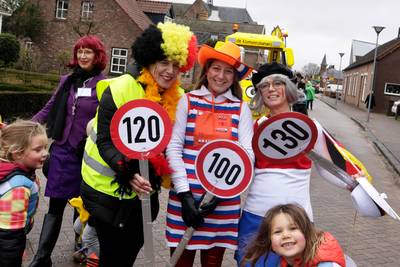 Kleurrijke, supergezellige optocht in Grasduinersdurp