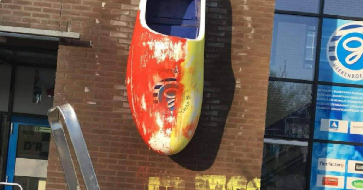 Klomp bij stadion De Graafschap rood-geel geverfd ...