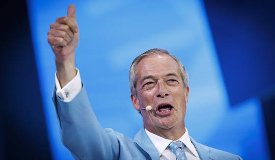 Nigel Farage krijgt 84 miljoen van cryptomiljardairs, een recorddonatie die zijn jonge Reform UK een ‘eerlijke kans’ moet geven