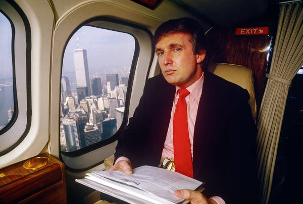 Donald Trump in 1987 aan boord van zijn Puma-helikopter van New York naar Atlantic City.