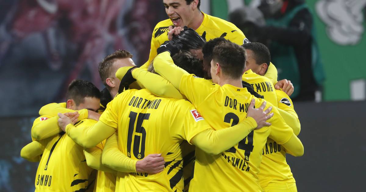 Dortmund helpt Bayern een handje en houdt Leipzig van ...