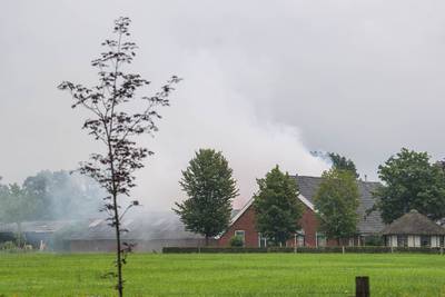 Veel rook bij schuurbrand in Bentelo, oorzaak nog onduidelijk