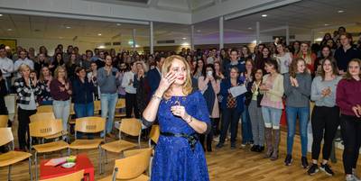 Leerlingen nemen op indrukwekkende wijze afscheid van doodzieke lerares