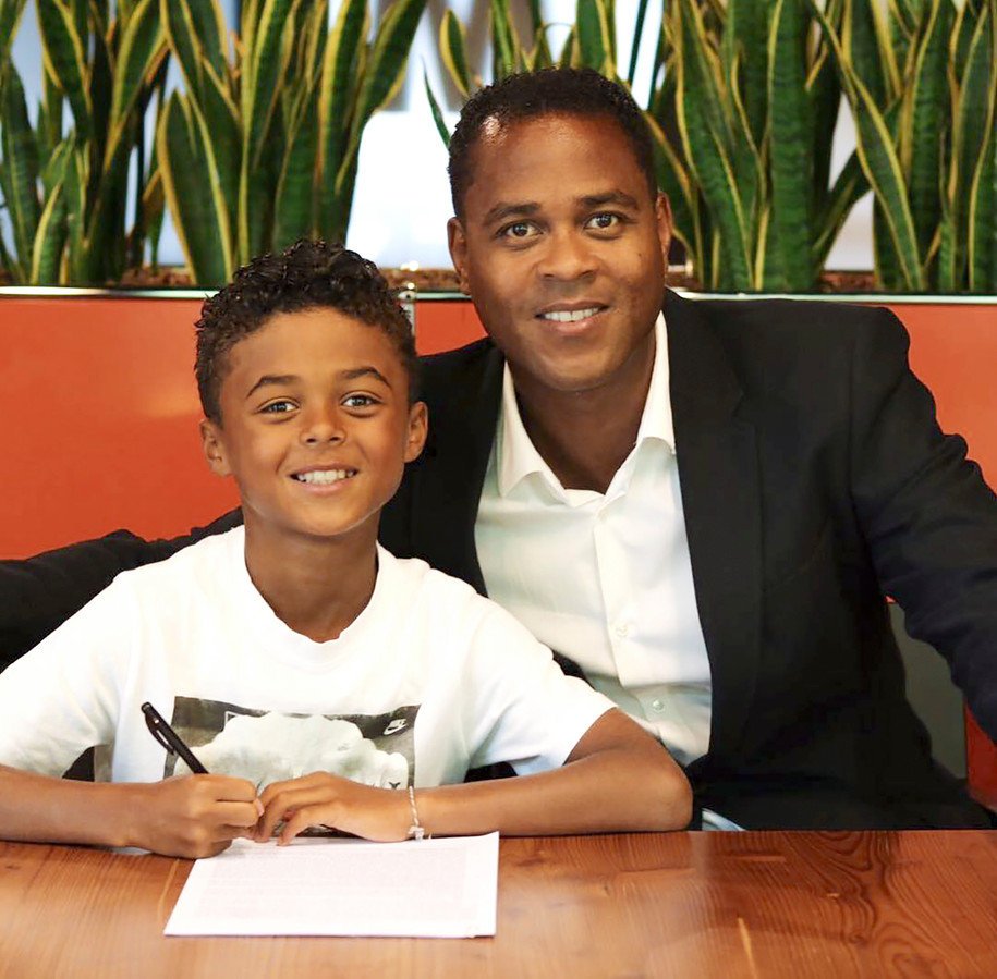 Shane Kluivert (9) maakt overstap van Paris Saint-Germain naar FC