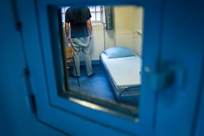 Britse bolletjesslikker weigert al weken naar de wc te gaan